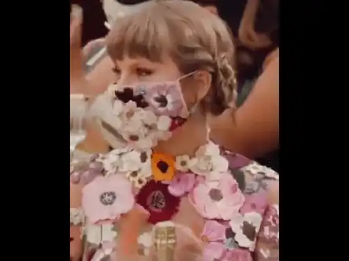 Taylor Swift and Harry Styles Talking at the Grammys Taylor Swift Hollywood Whatsapp Status